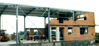Stahlkonstruktion mit bauseitiger Ausmauerung